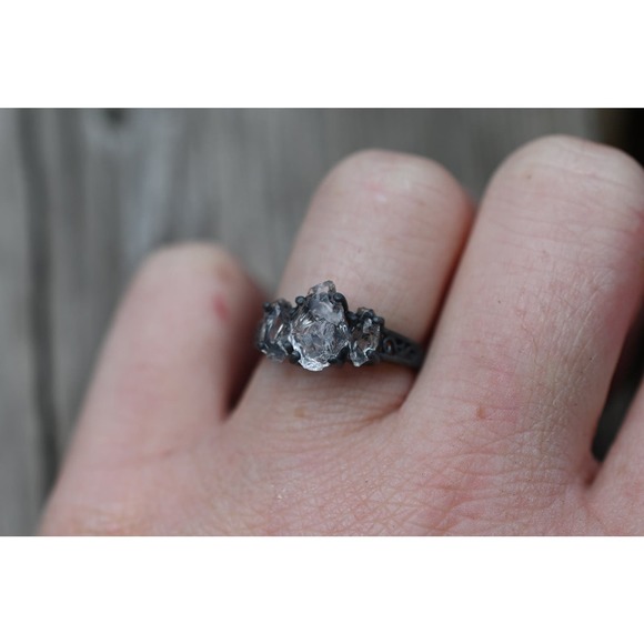 alternative raw diamond engagement rings, raw crystal ring, round or oval cut - Picture 2 of 5